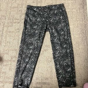 Women’s Athleta cropped legging in small black grey pattern